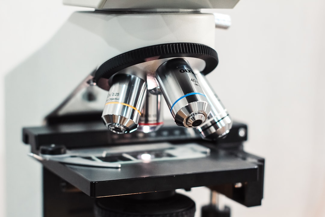 un primo piano di un microscopio su un tavolo