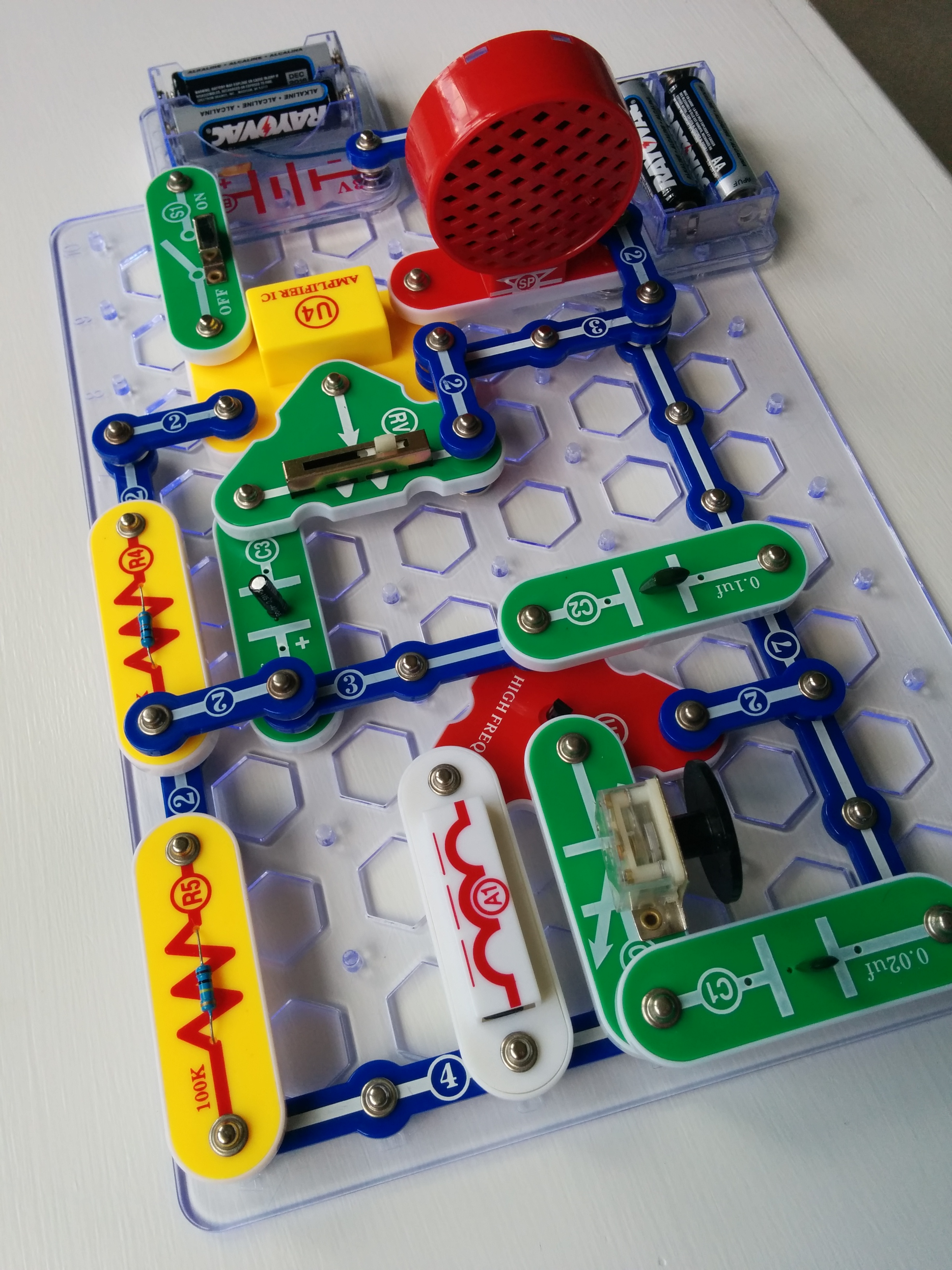 Snap Circuits Komponenten zu einer funktionierenden AM-Radio-Schaltung zusammengesteckt